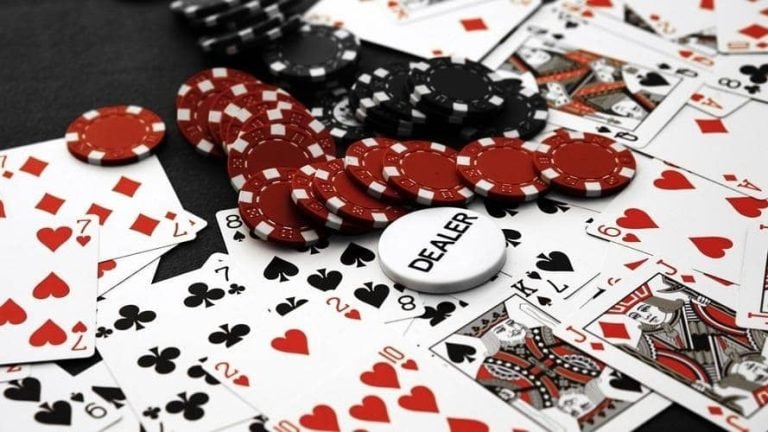 Meja Caribbean Stud Poker live dengan dealer profesional di okbang4d