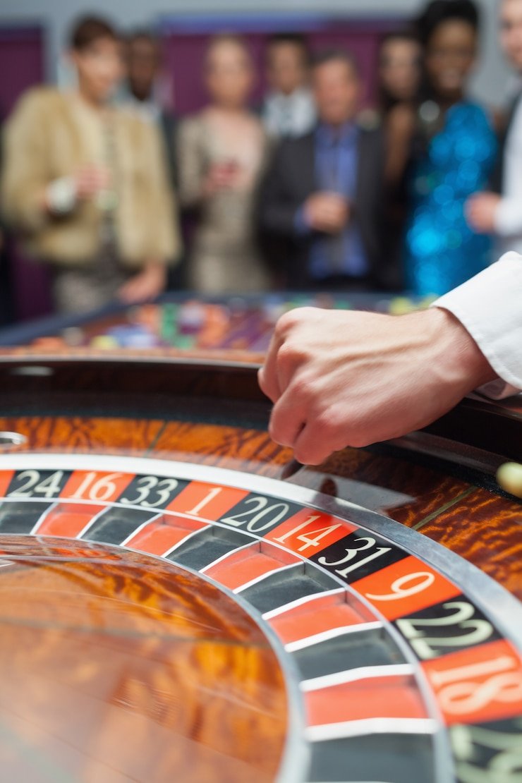 Pemain menggunakan strategi di meja Caribbean Stud Poker